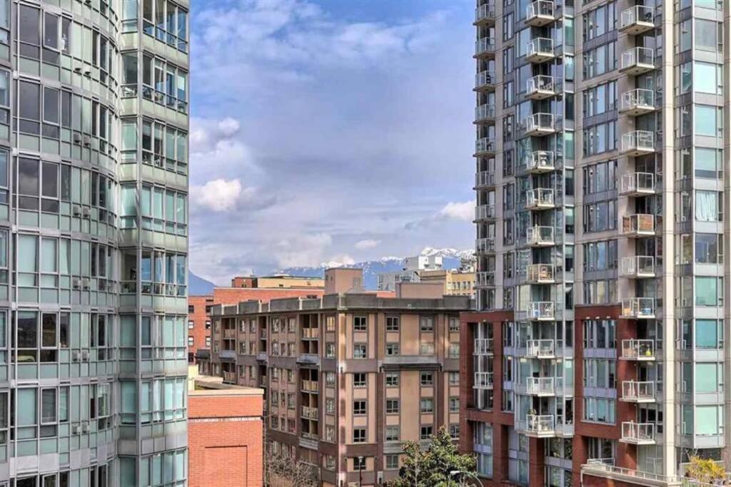 Lovely One-Bedroom Apartment With Pool, Hot Tub, And Gym In The Heart Of Downtown, Skytrain 3Min Away 밴쿠버 외부 사진