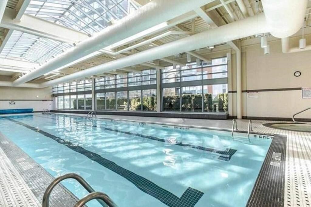 Lovely One-Bedroom Apartment With Pool, Hot Tub, And Gym In The Heart Of Downtown, Skytrain 3Min Away 밴쿠버 외부 사진