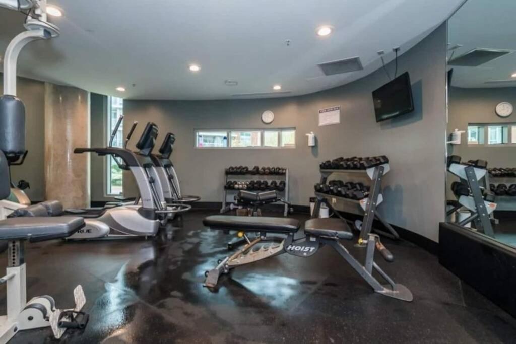 Lovely One-Bedroom Apartment With Pool, Hot Tub, And Gym In The Heart Of Downtown, Skytrain 3Min Away 밴쿠버 외부 사진