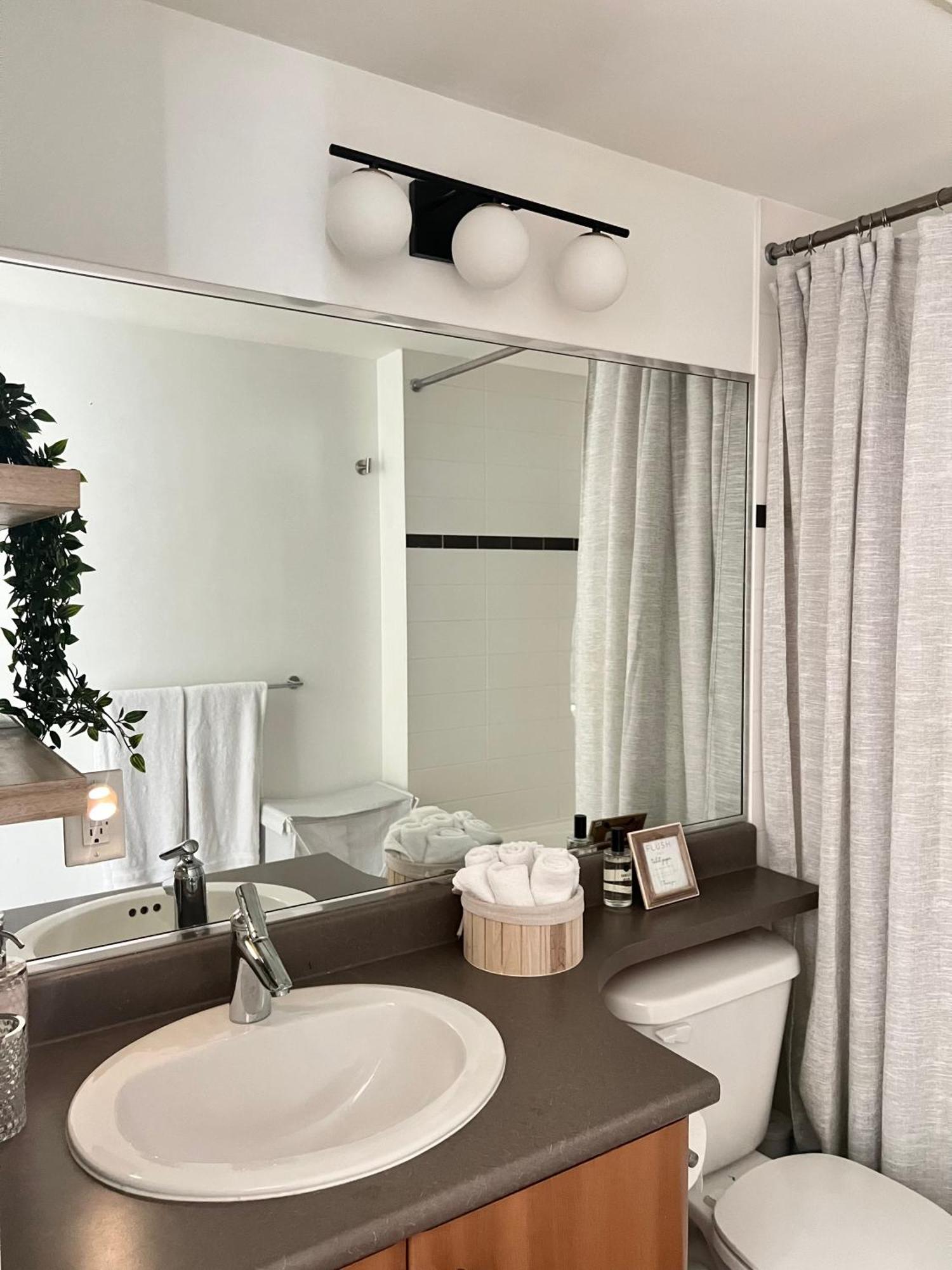 Lovely One-Bedroom Apartment With Pool, Hot Tub, And Gym In The Heart Of Downtown, Skytrain 3Min Away 밴쿠버 외부 사진