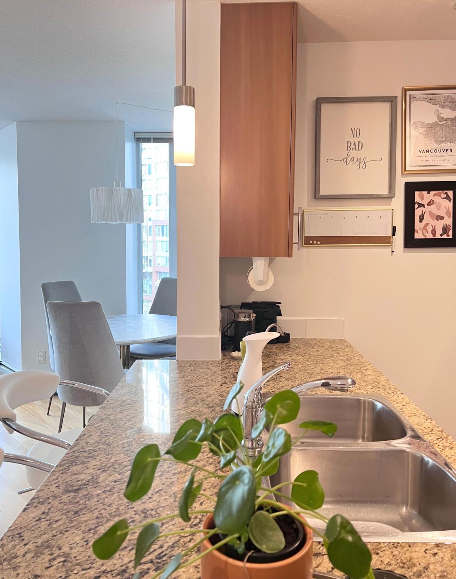 Lovely One-Bedroom Apartment With Pool, Hot Tub, And Gym In The Heart Of Downtown, Skytrain 3Min Away 밴쿠버 외부 사진