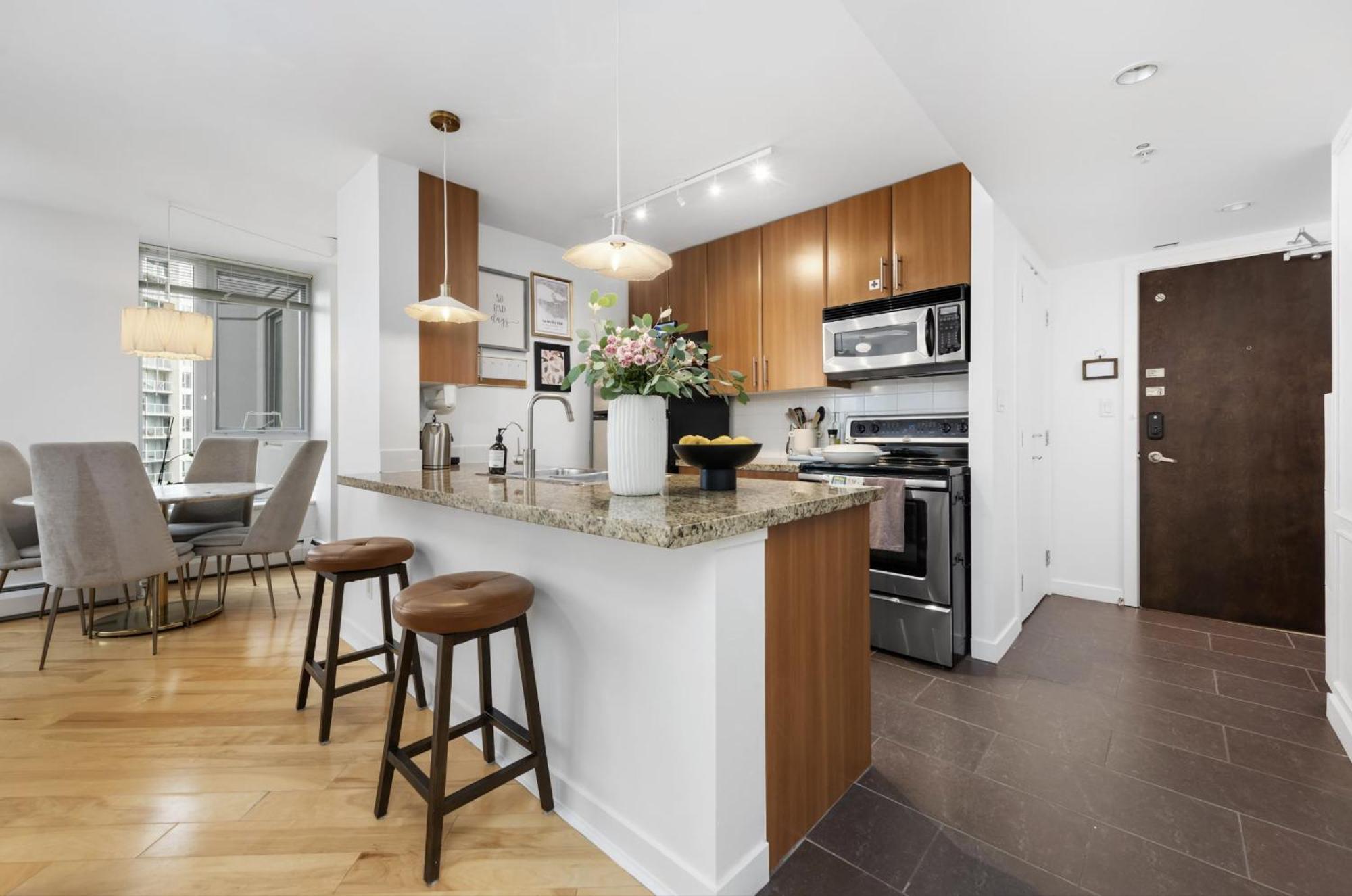 Lovely One-Bedroom Apartment With Pool, Hot Tub, And Gym In The Heart Of Downtown, Skytrain 3Min Away 밴쿠버 외부 사진