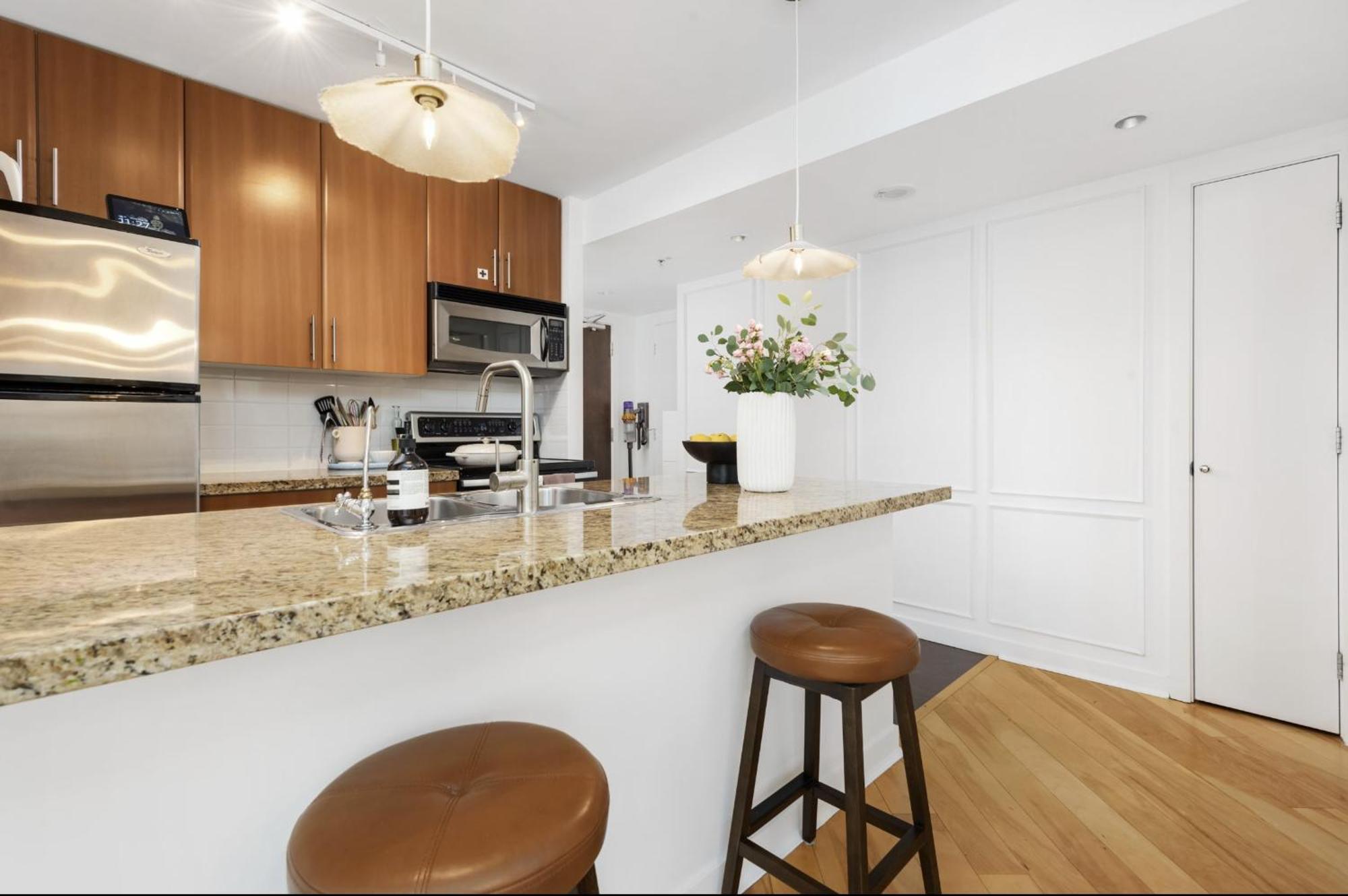 Lovely One-Bedroom Apartment With Pool, Hot Tub, And Gym In The Heart Of Downtown, Skytrain 3Min Away 밴쿠버 외부 사진