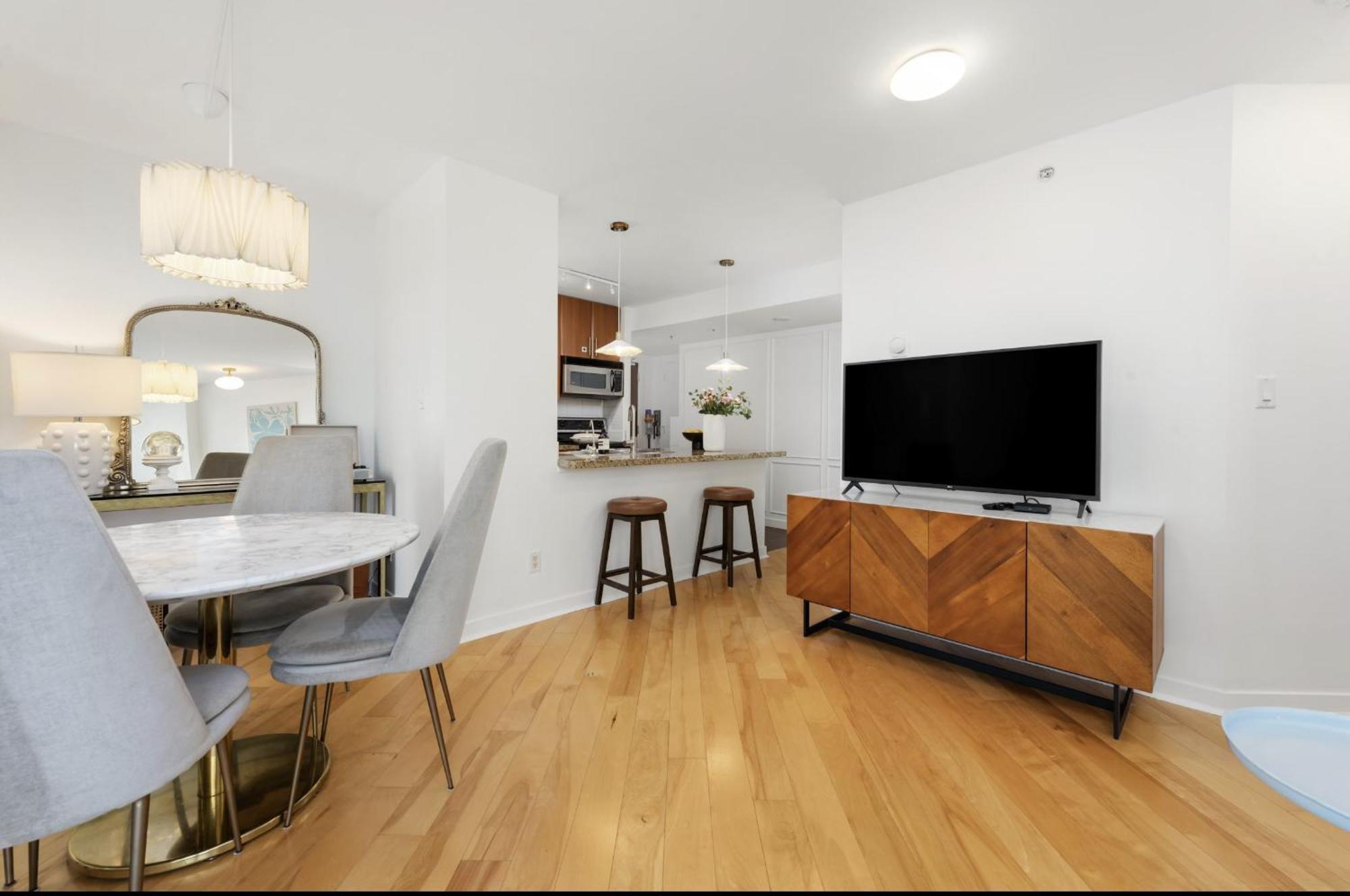 Lovely One-Bedroom Apartment With Pool, Hot Tub, And Gym In The Heart Of Downtown, Skytrain 3Min Away 밴쿠버 외부 사진