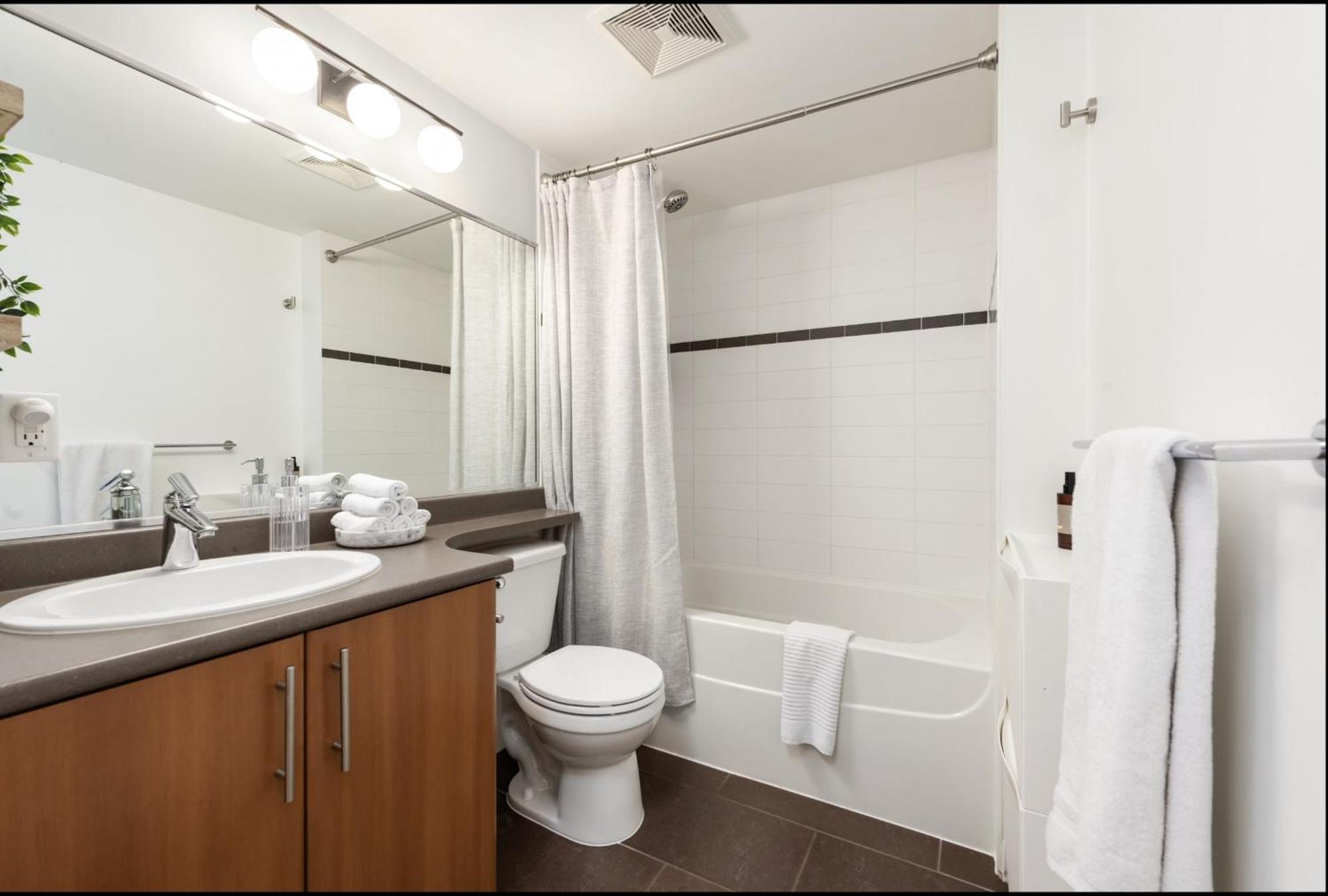 Lovely One-Bedroom Apartment With Pool, Hot Tub, And Gym In The Heart Of Downtown, Skytrain 3Min Away 밴쿠버 외부 사진